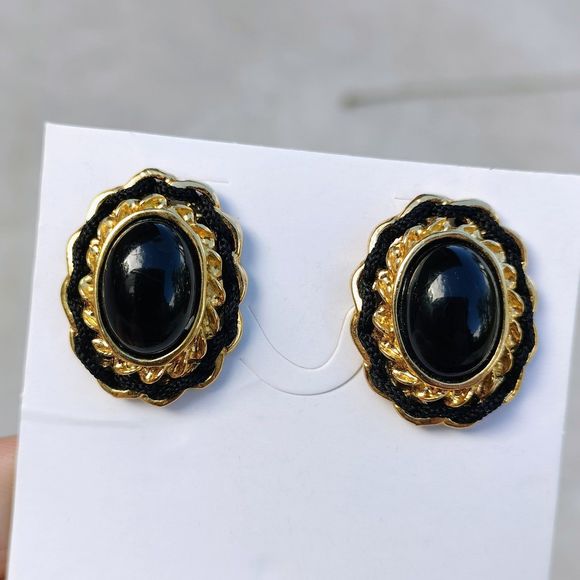 Vintage Black Stud Earrings - Picture 3 of 4